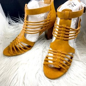 Peekaboo  pumps / high heels